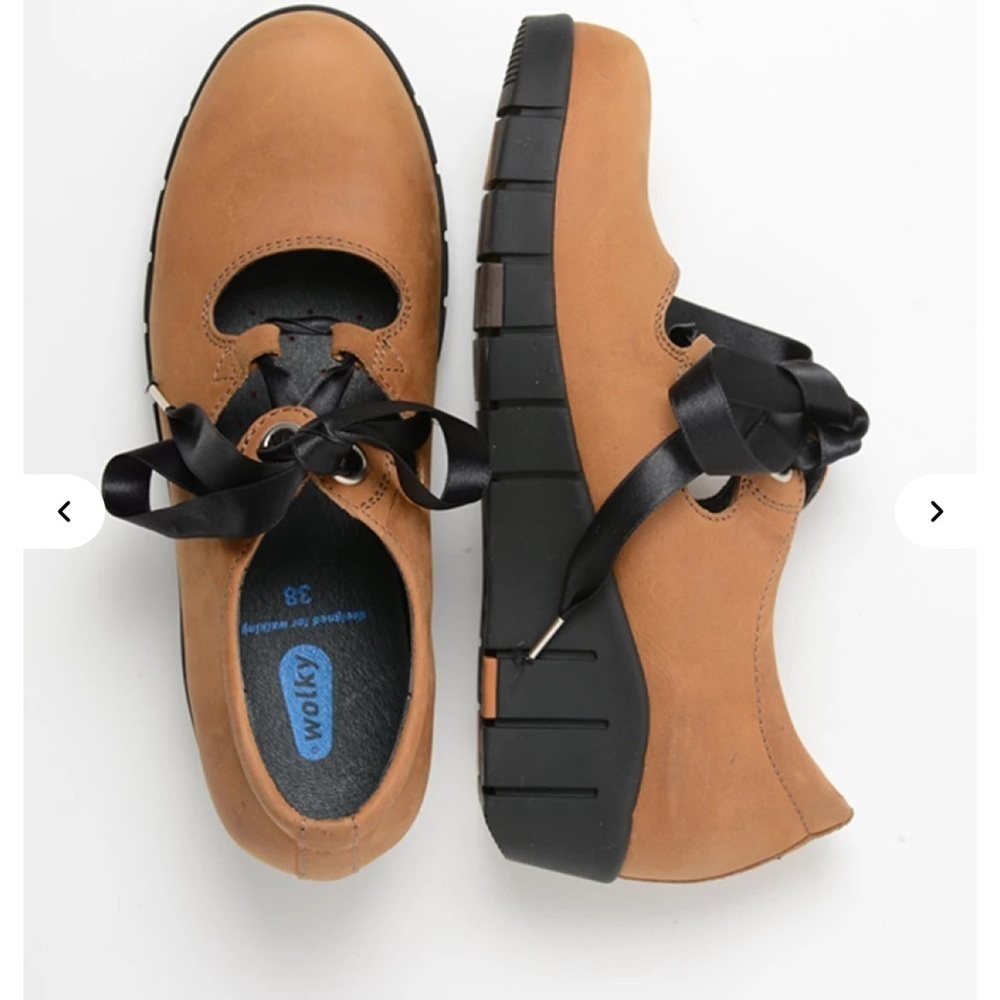 NWOT- Wolky Boston Tan Leather Flats with Black laces